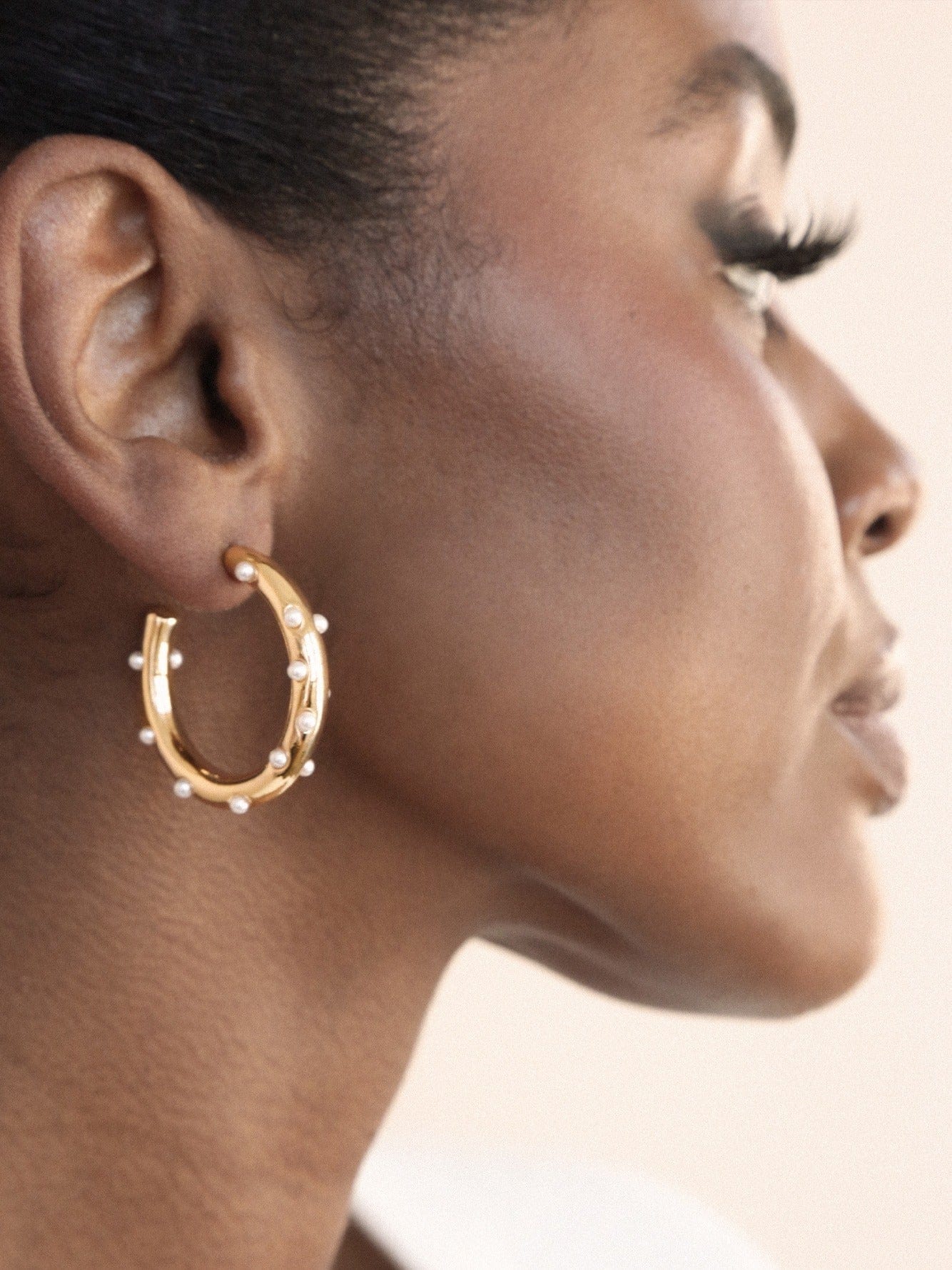Ettika Earrings Pearl / One Size Spotted Pearl Hoop Earrings